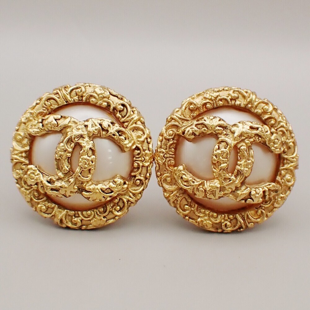 Chanel Vintage CC Logo Round Clip-on Metal with Crystals